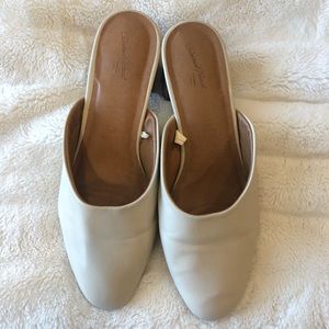 Universal Thread Cream Clogs